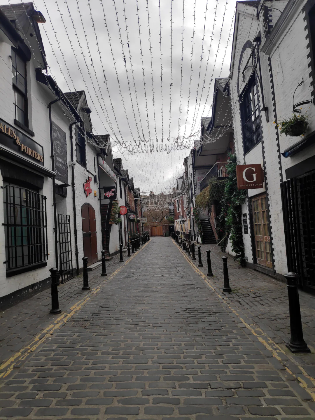 I've never seen Byres Road this empty at any time of the day, and I used to work around the corner from here. In my 9 years at the university I must have walked down this road at every time of the day and I've never seen it totally empty like this.